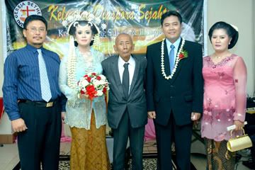 Om dan Tante seusai pemberkatan pernikahan. Lega rasanya ya Om hehe
