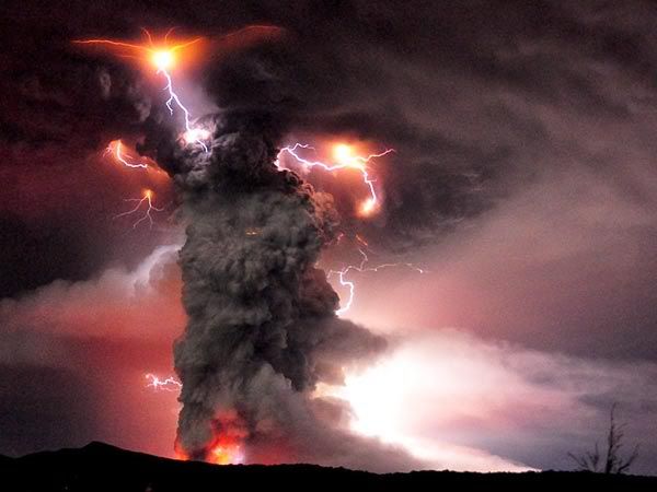 lightning-volcano-puyehue-volcanic-eruption-chile-big-cloud_36296_600x450.jpg