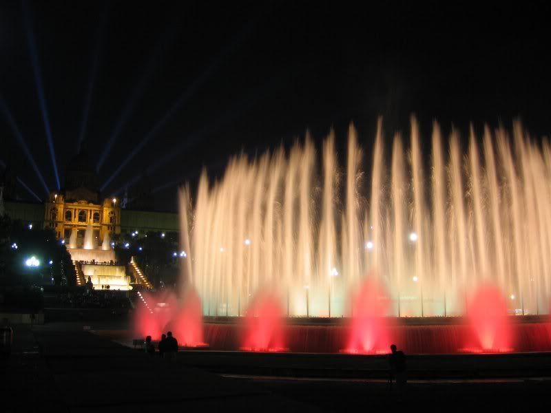 Ночные фонтаны Барселоны (19 фото)