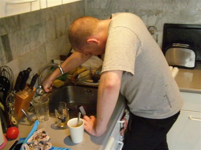 070707Gijsdoingthedishes.jpg