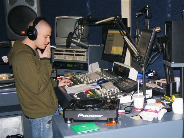 220607FreshFMGijsbehindaudiodesk.jpg