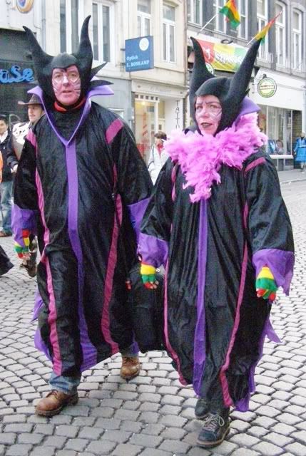 030208purpledressedfolkscarnavalmaa.jpg