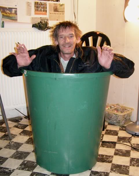 201208Hohnnyingiantbucket.jpg