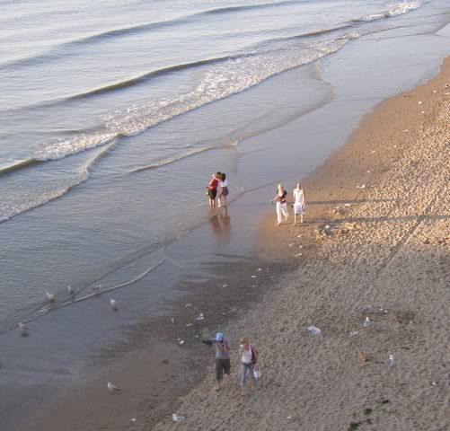 240708lovecoupleinwaternearbeach.jpg