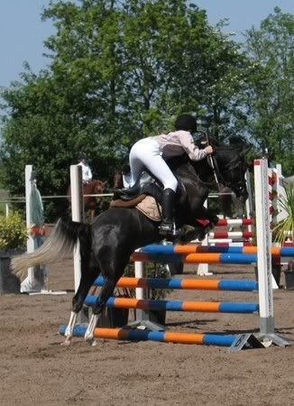 [img width=326 height=450]http://i192.photobucket.com/albums/z63/sierella/Vanity2.jpg[/img]